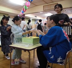 みどり組さんがお客の時は先生たちがお店屋になっています