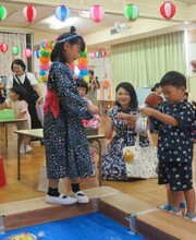 もも組さんもお菓子釣りにチャレンジしています