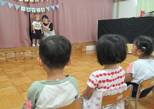 先生が誕生児にインタビューをしています