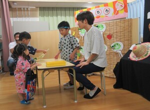 もも組の作品はかわいいめろんのうちわ