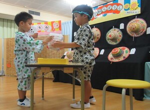 き組は、飼育ケースに折り紙で折った虫を入れた「生き物ケース」をお買い物