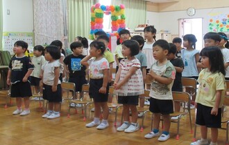 お友達から歌のプレゼントを歌っています