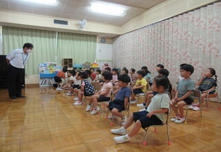 大切な話を真剣に聞いている子どもたち
