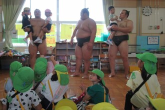 力士3人が来園。抱っこしてもらう子どもたち