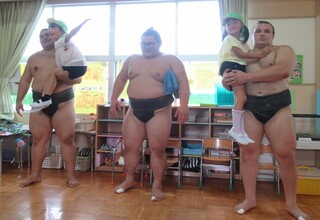 片手で抱っこしてもらっています