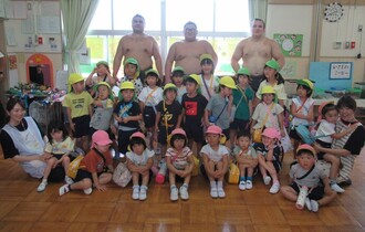 力士たちとみんなで記念撮影