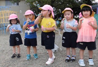 もも組さんみんなでシャボン玉遊びをしています