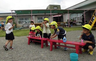 き組もしょぼん玉遊びを楽しんでいます