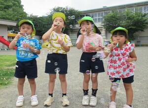 みどり組もみんなでシャボン玉遊び