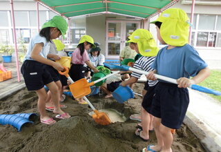 みんなで大きな池を作っています