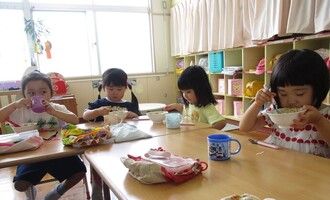 もも組さんそうめんを嬉しそうに食べています