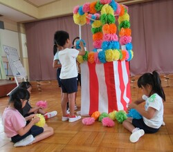 みどり組のみんなが夏まつり会に向けてミニやぐらを作っているところ