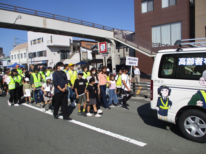 写真：保護者の会のパレードの様子