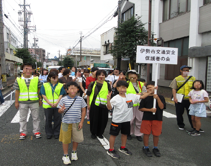 写真：保護者の会のパレードの様子