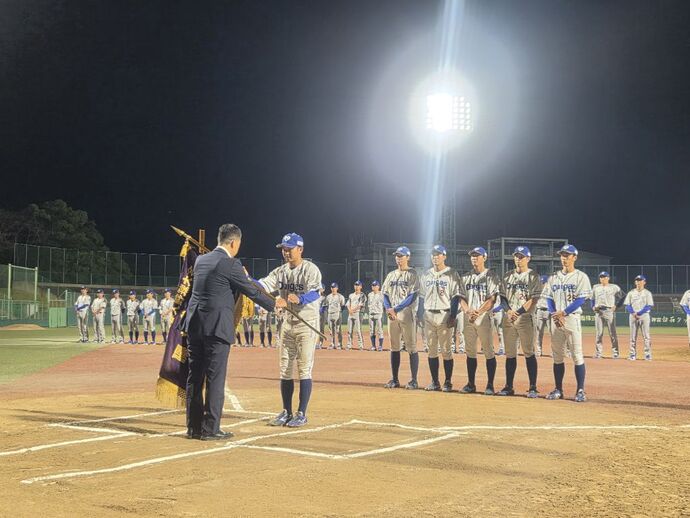 優勝旗授与
