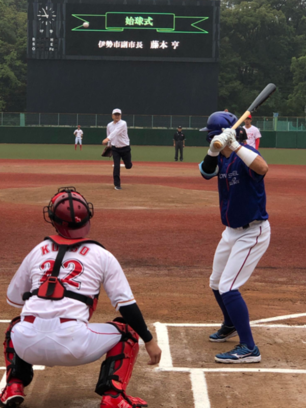 伊勢市副市長による始球式の様子