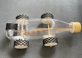 ペットボトルで作成した車の写真