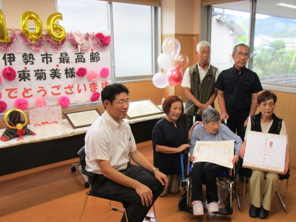 東さんと市長の写真