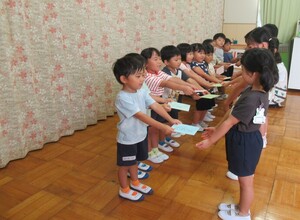 もも組がみどり組に手紙を預けています