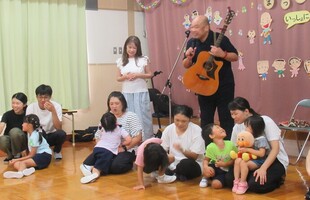 つながり遊び「お好み焼き」を親子で楽しんでいます