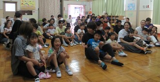ギターと歌を聞いて親子でまったりタイム