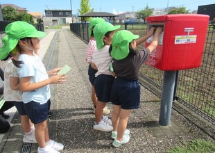 みどり組さんがポストに手紙を投函しています