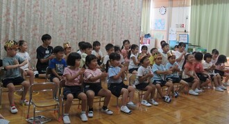 誕生会のはじまりは、みんなで手遊びをしました