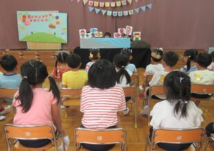 ペープサート「うらしまたろう」を実習生が演じています