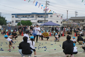運動会で親子競技を楽しむ年中組の子ども達