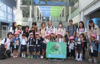 水族館前、もも組親子で記念撮影