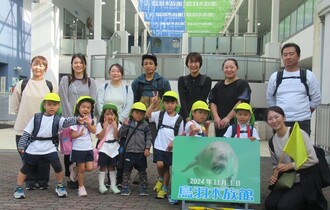 水族館前、き組親子で記念撮影