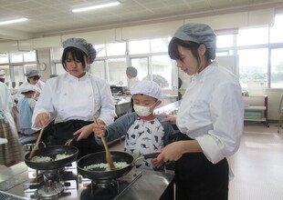 玉ねぎをフライパンで炒めています