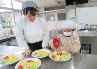 オムライスが焼けてケチャップをかけています