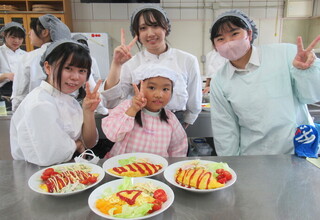 おいしそうなオムライスが出来上がり、お姉さんと記念撮影