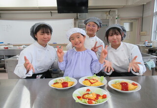 おいしそうなオムライスができあがり記念撮影