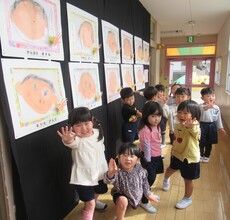もも組みんなで絵を鑑賞して「しんぱいごむよう」ポーズ