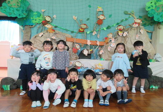 作品の猿山のところで集合写真
