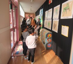き組のみんなで絵画を鑑賞しています
