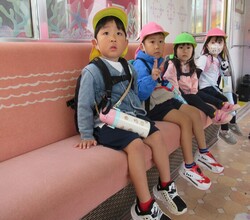 電車に乗ってちょっとドキドキしながら座っています