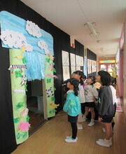 作品展入り口の看板を見ているみどり組
