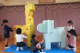 共同製作「きりんとぞう」をみんなで作っています