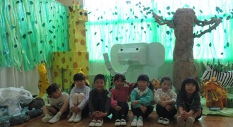 みどり組自分たちの作品の前で記念撮影