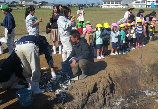 もも組き組も興味津々見ています
