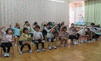 みんなで手遊び「だいじょうぶなんかい」をしています