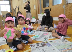 もも組さんお姉さんと製作中