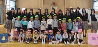 福祉部のお姉さん、お兄さんとみんなで記念撮影