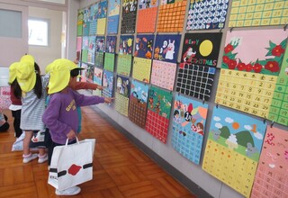 福祉科の展示作品を見に行きました。手作りカレンダーを見ています
