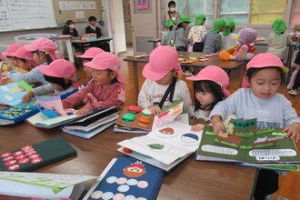 手作り絵本に夢中のもも組さん