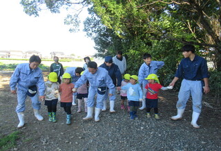 高校生が手をつないで幼稚園まで送ってくれています