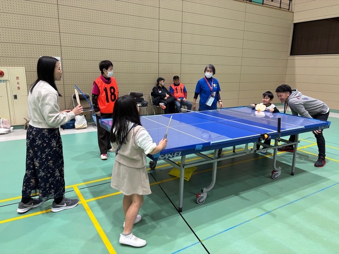 写真3:参加者が2対2でSSピンポンを行っている様子